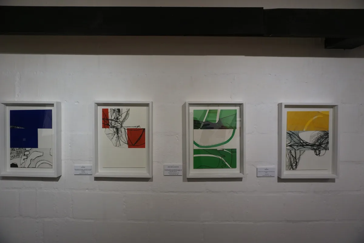 Vier Bilder an der Wand